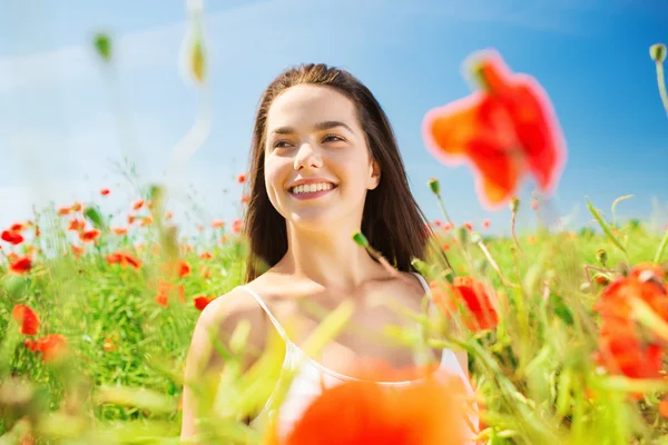 Souriant jeune femme sur champ de pavot — Photo