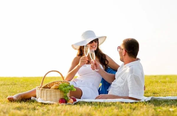 Lachende paar champagne drinken op picknick — Stockfoto