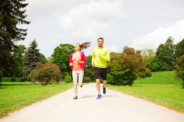 Sorridente coppia correre all'aperto — Foto Stock