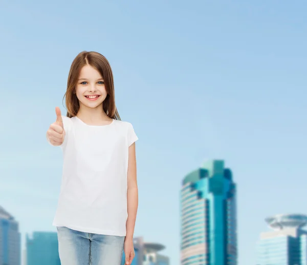 Glimlachend klein meisje in wit blanco t-shirt — Stockfoto