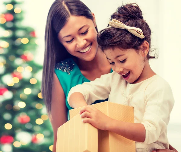 快乐的母亲和儿童女孩与礼品盒 — 图库照片