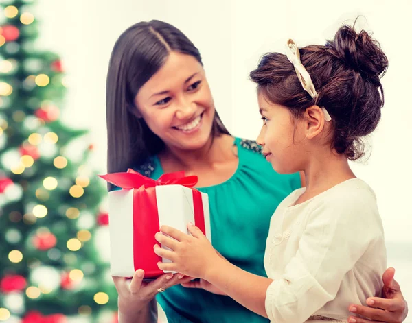 Feliz madre y niña con caja de regalo —  Fotos de Stock