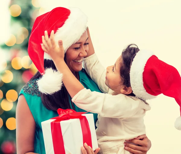 Happy mother and child girl with gift box — Stock Photo, Image