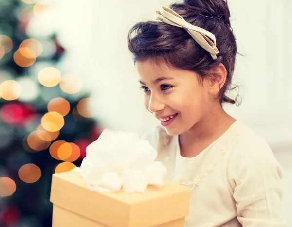 Ευτυχισμένο παιδί κορίτσι με το κιβώτιο δώρων — Φωτογραφία Αρχείου