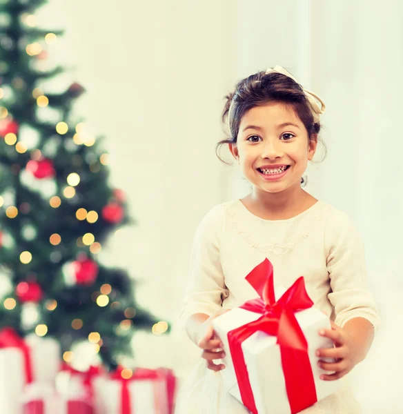 Joyeux enfant fille avec boîte cadeau — Photo