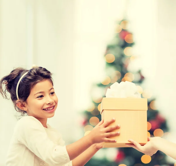 Счастливая девочка с подарочной коробкой — стоковое фото