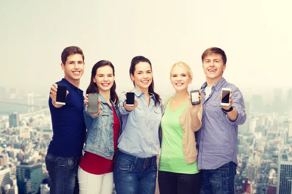 Studenten tonen lege smartphones schermen — Stockfoto