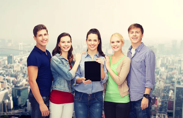 Schüler zeigen leeren Tablet-PC-Bildschirm — Stockfoto