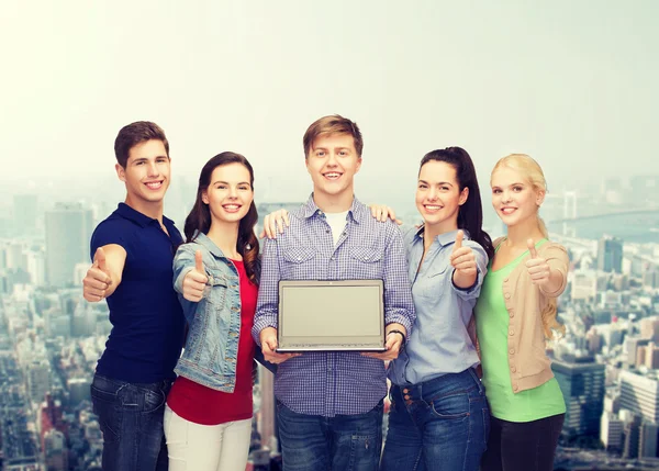 Lachende studenten met laptopcomputer — Stockfoto