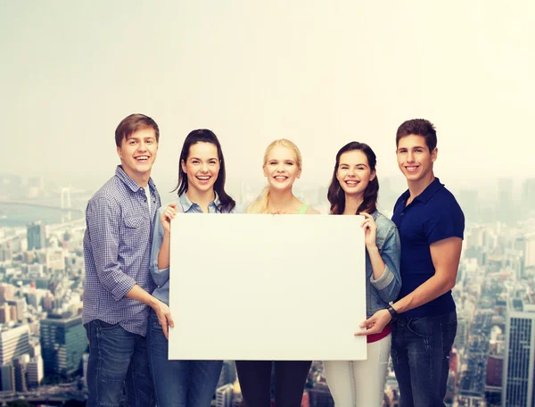 Groep staande studenten met leeg wit bord — Stockfoto