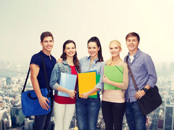 Grupp leende studenter står — Stockfoto