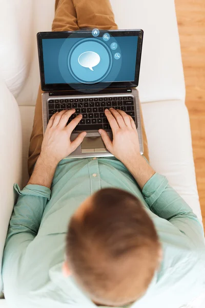 Close up de homem que trabalha com laptop em casa — Fotografia de Stock