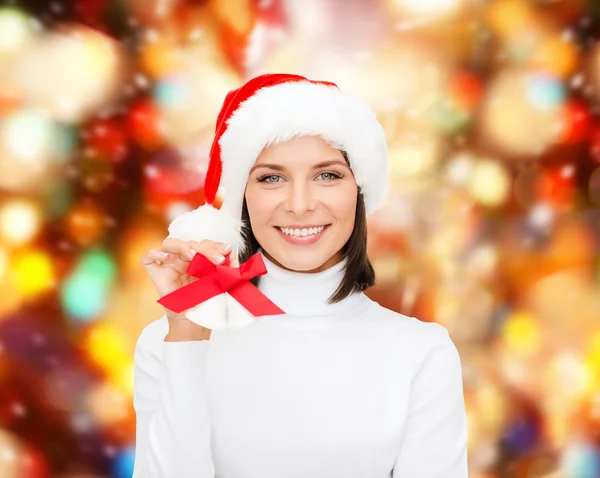 Mujer sonriente en sombrero de ayudante de santa y campanas de jingle —  Fotos de Stock