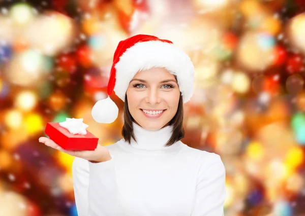 Mujer sonriente en sombrero de ayudante de santa con caja de regalo —  Fotos de Stock