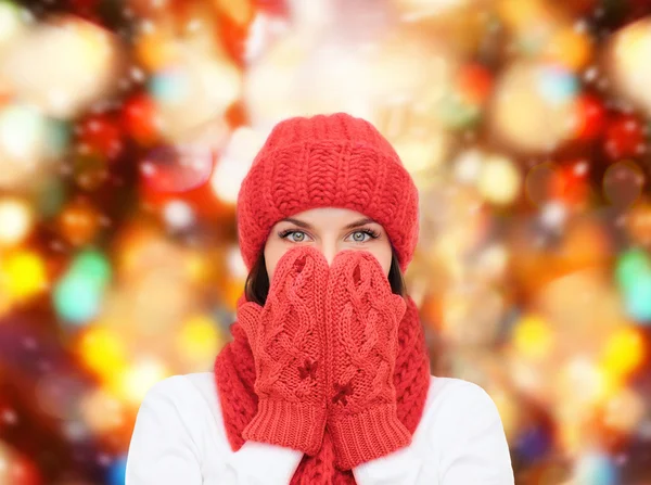 Jeune femme souriante en vêtements d'hiver — Photo