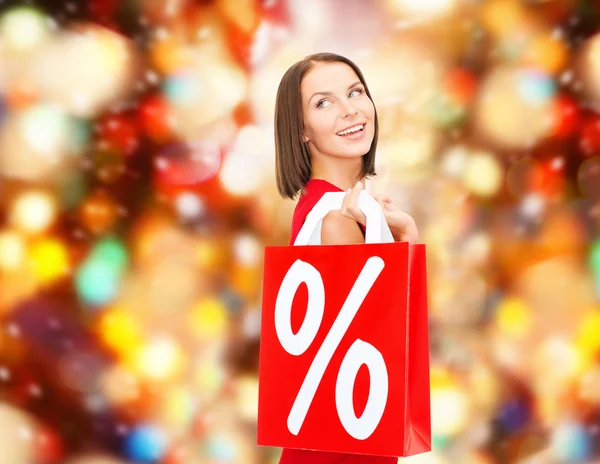 Mujer en vestido rojo con bolsas de compras —  Fotos de Stock