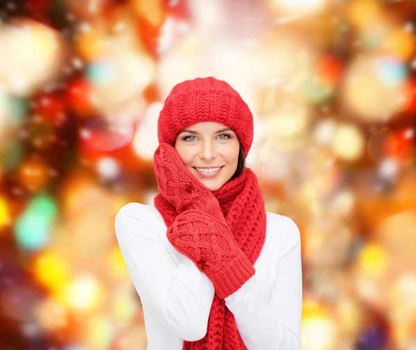 Lachende jonge vrouw in winterkleren — Stockfoto