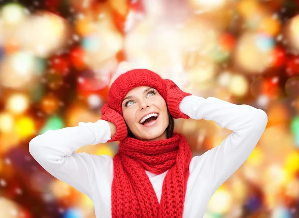 Lachende jonge vrouw in winterkleren — Stockfoto