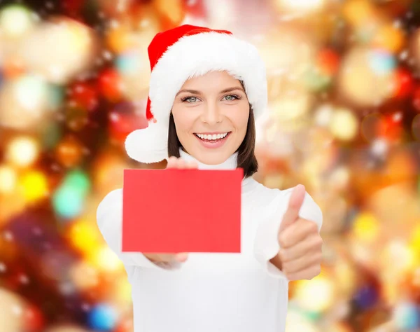 Mujer en sombrero de ayudante de santa con tarjeta roja en blanco —  Fotos de Stock