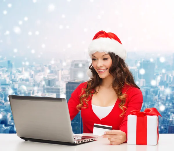 Smiling woman with credit card and laptop — Stock Photo, Image