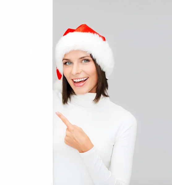 Boş beyaz tahta ile santa yardımcı şapkalı kadın — Stok fotoğraf