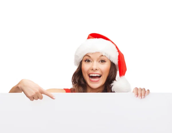 Femme en santa chapeau d'aide avec tableau blanc vierge — Photo