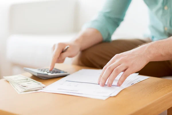 Close up of man counting money and making notes — Stock Photo, Image