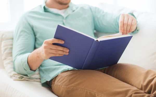 Bliska człowieka, czytanie książki w domu — Zdjęcie stockowe