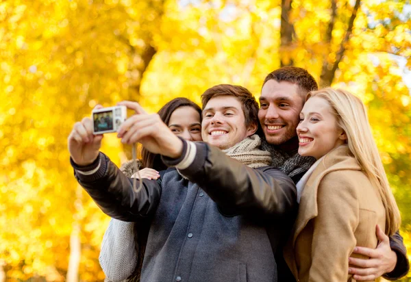 Selfie yapma kadın ve erkek gülümseyen bir grup — Stok fotoğraf