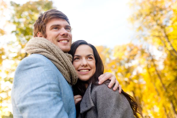 Glimlachend paar knuffelen in de herfst park — Stockfoto