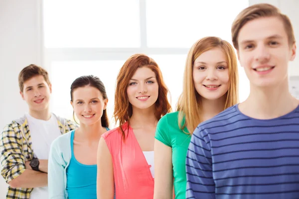 Étudiant souriant avec un groupe de camarades de classe — Photo