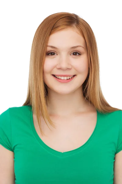 Menina adolescente sorridente em roupas casuais — Fotografia de Stock