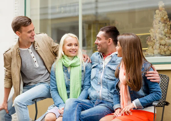 Groupe d'amis souriants marchant dans la ville — Photo