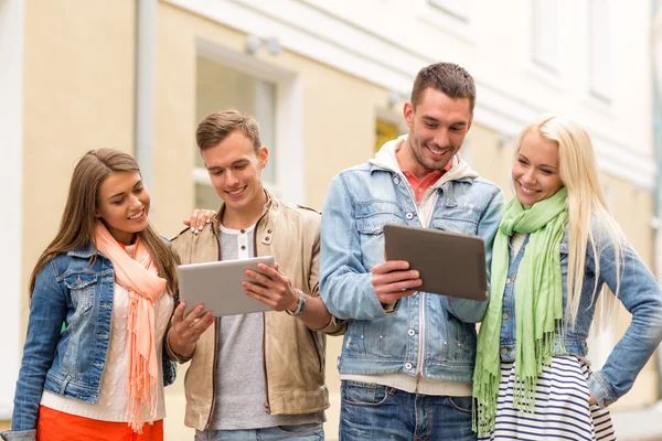 Grupp leende vänner med tablet pc-datorer — Stockfoto