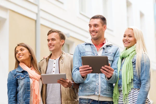 Gruppo di amici sorridenti con computer tablet pc — Foto Stock