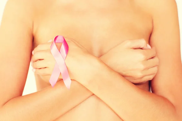 Femme nue avec ruban de sensibilisation au cancer du sein — Photo