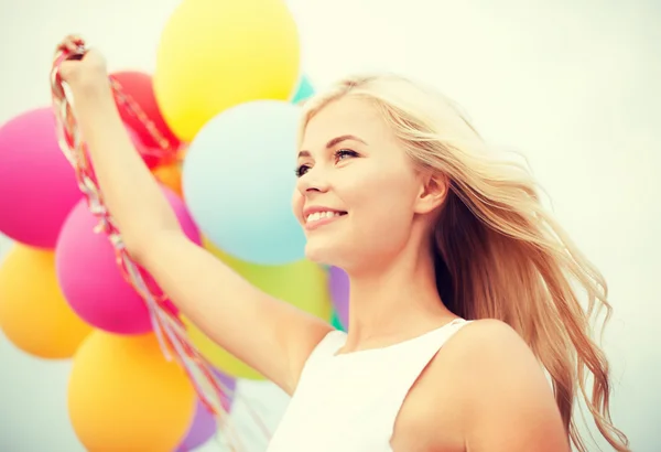 Femme avec des ballons colorés à l'extérieur — Photo