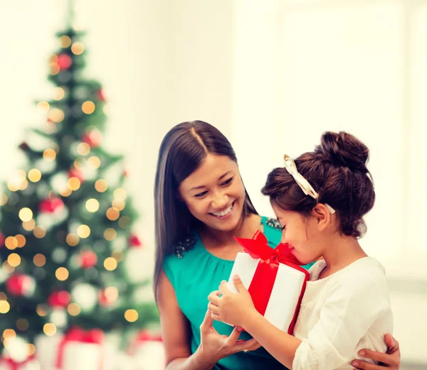 Gelukkig moeder en kind meisje met doos van de gift — Stockfoto