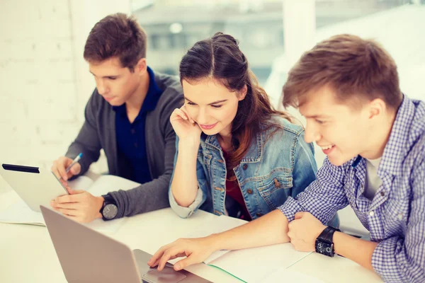 Studenten met een laptop, laptops en tablet pc — Stockfoto