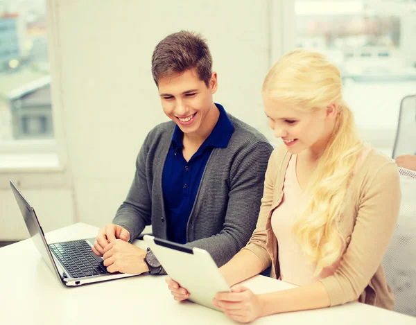 Due adolescenti con laptop e tablet pc a scuola — Foto Stock