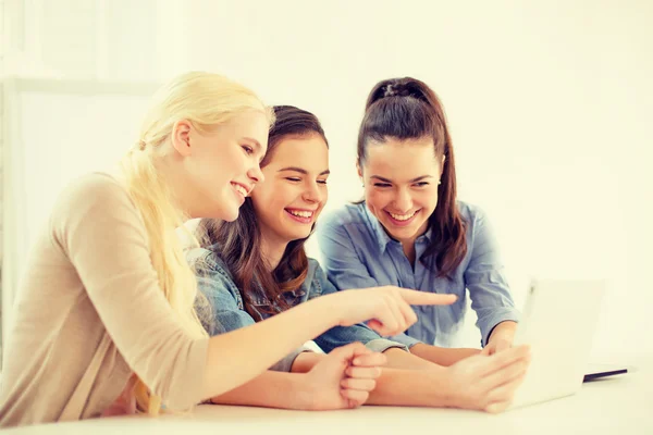 Estudiantes sonrientes con tablet PC en la escuela — Foto de Stock