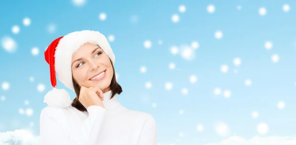 Mujer pensante y sonriente en sombrero de ayudante de santa — Foto de Stock