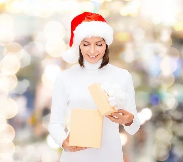 Χαμογελαστή γυναίκα στο santa καπέλο βοηθός με κιβώτιο δώρων — Φωτογραφία Αρχείου