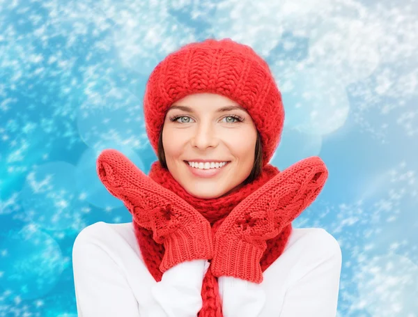 Sorrindo jovem mulher em roupas de inverno — Fotografia de Stock