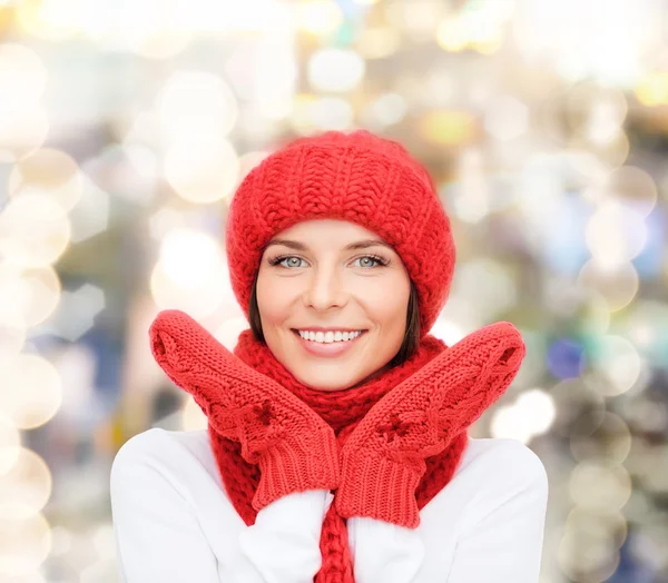 Smiling young woman in winter clothes — Stock Photo, Image