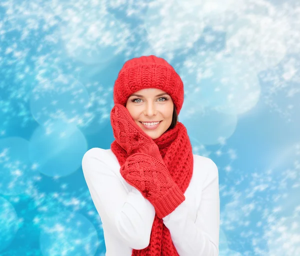 Mosolygó fiatal nő téli ruhák — Stock Fotó