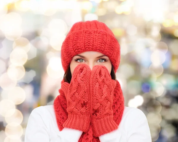 Lachende jonge vrouw in winterkleren — Stockfoto