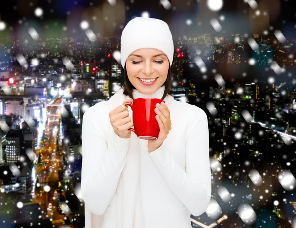 Uśmiechnięta młoda kobieta w zimowe ubrania z Pucharu — Zdjęcie stockowe