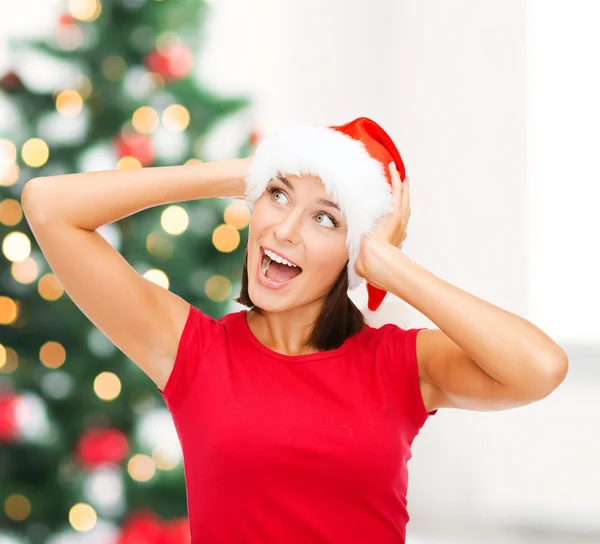 Santa yardımcı şapkalı şaşırmış kadın — Stok fotoğraf