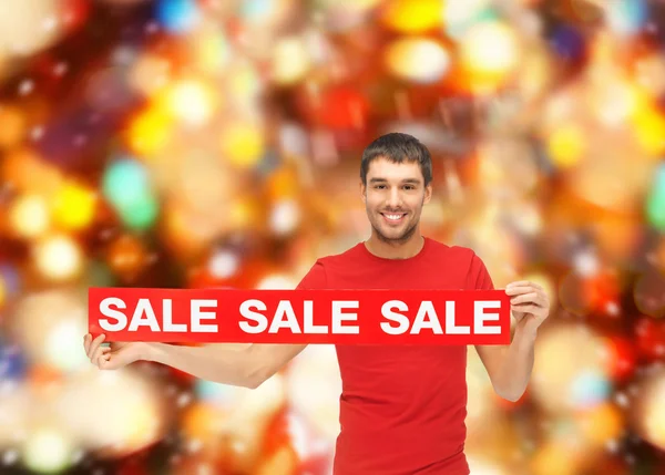 Hombre en camiseta roja con letrero de venta — Foto de Stock